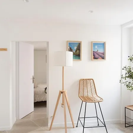 Cozy Modern T2 - Old Village Apartment